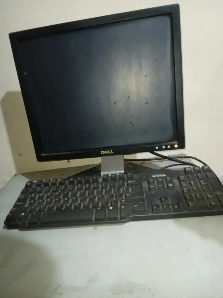 Di jual monitor bekas berikut keyboard dan cpu.