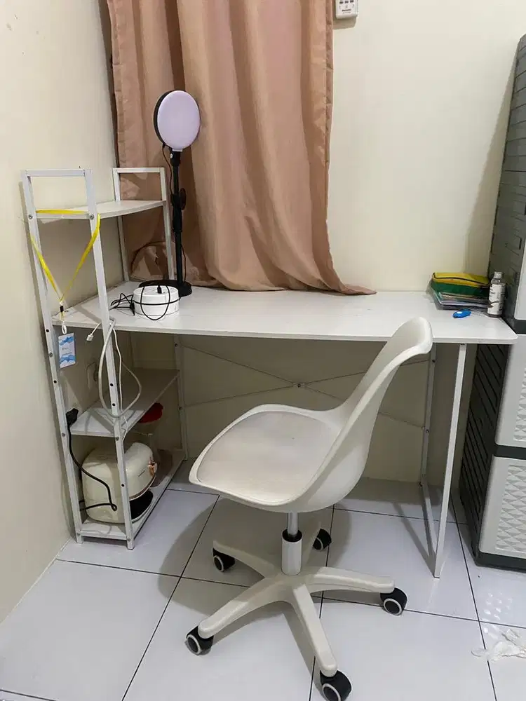 Jual Murah Satu Set Meja dan Kursi ( termasuk rak samping )