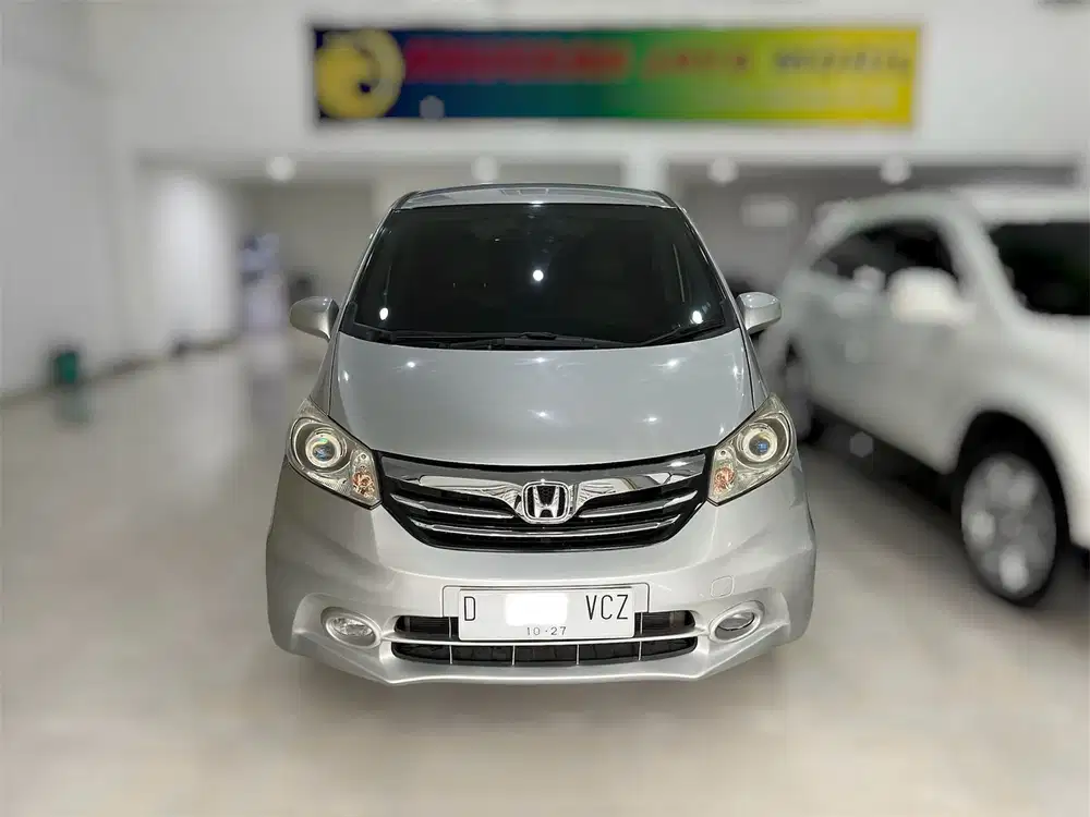 Honda Freed 2013 silver AT mulus siap pakai