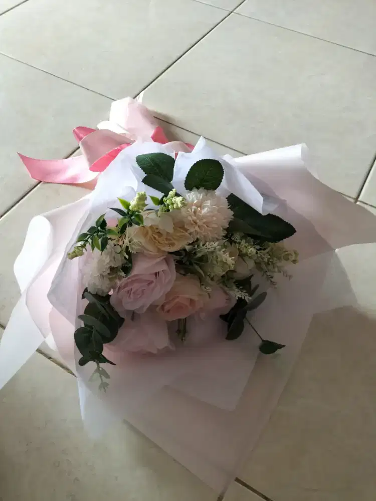 Bucket bunga wisuda warna pink