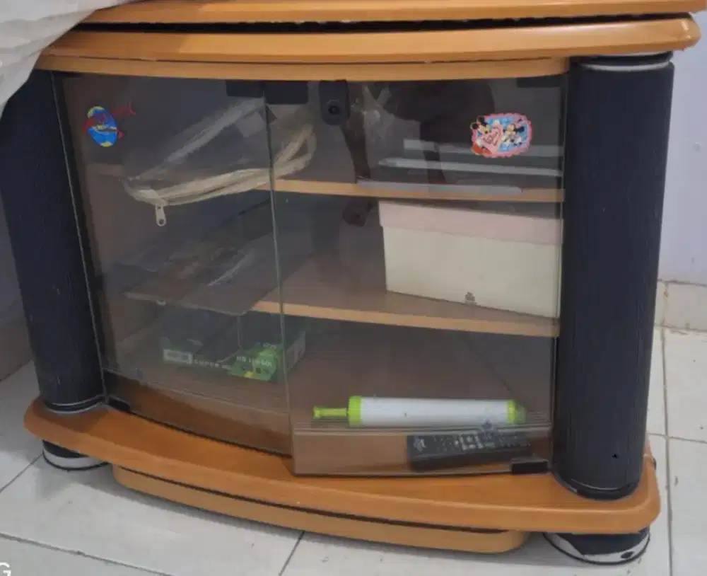 Meja tv tabung bisa diputar