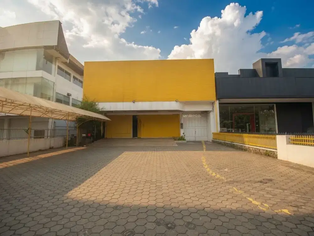 Disewakan Gedung Kantor Ex Showroom Mobil 2 Lantai di Tengah kota Malang