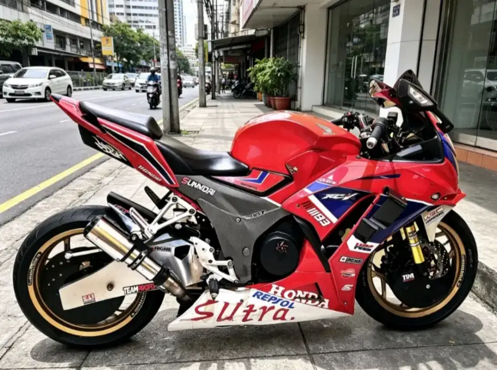 CBR 150 modif moge look. Body custom full cover. Murah aja jual santai