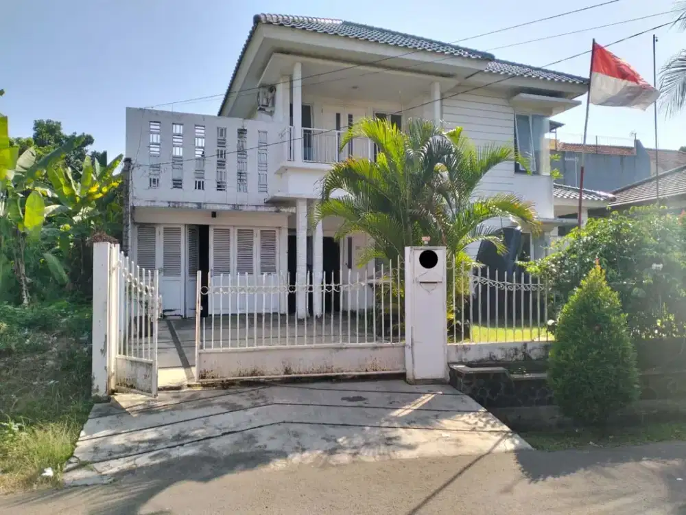 Rumah 2 Lantai 6+2 Kamar Selatan di Bukit Cirendeu