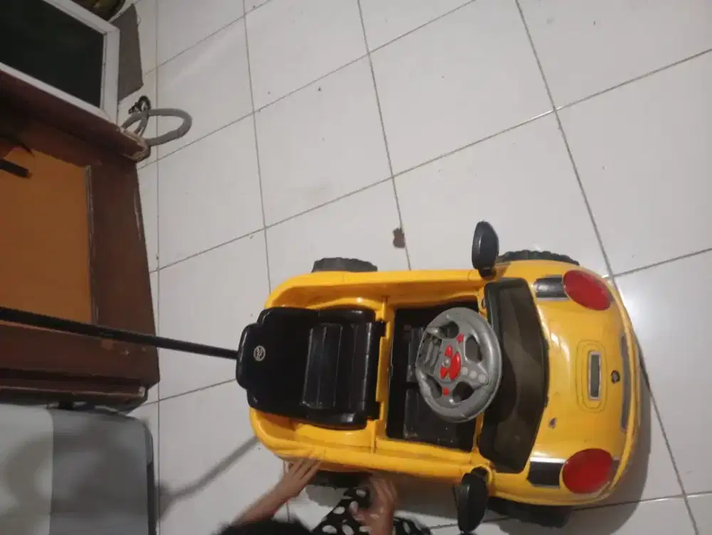 mobil mobilan anak bisa d naikin dan ada musik nya