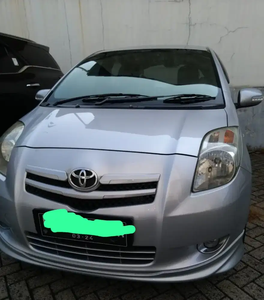 Toyota Yaris 1.5E warna silver kondisi bagus