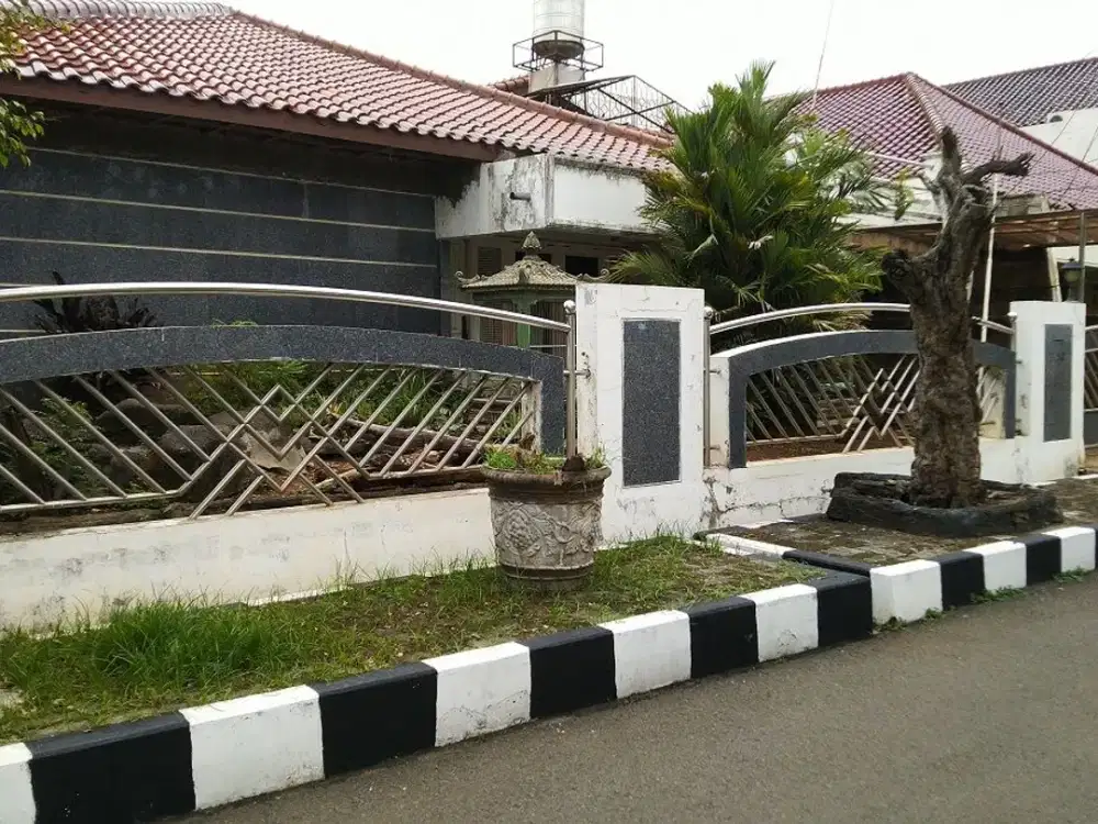 Rumah Kayu Putih Hitung Tanah Dijual Cepat