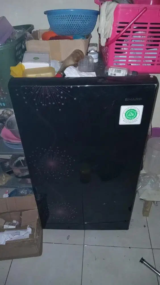 Kulkas sharp bagus dingin warna hitam cantik