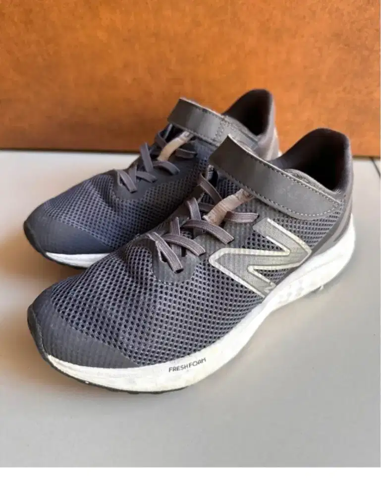 Sepatu anak New balance size 35, sepatu sekolah anak hitam size 35