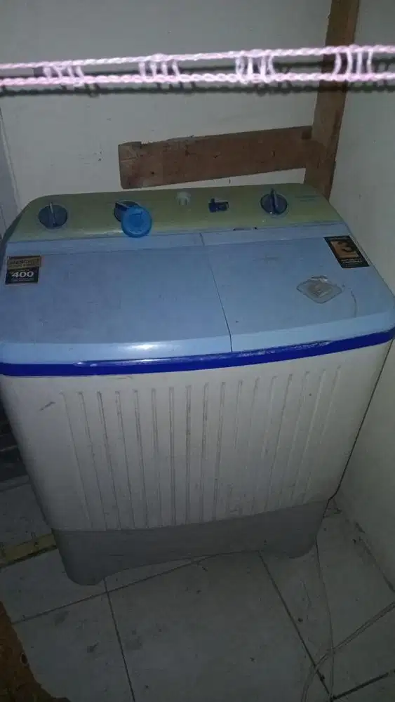 Mesin cuci warna biru