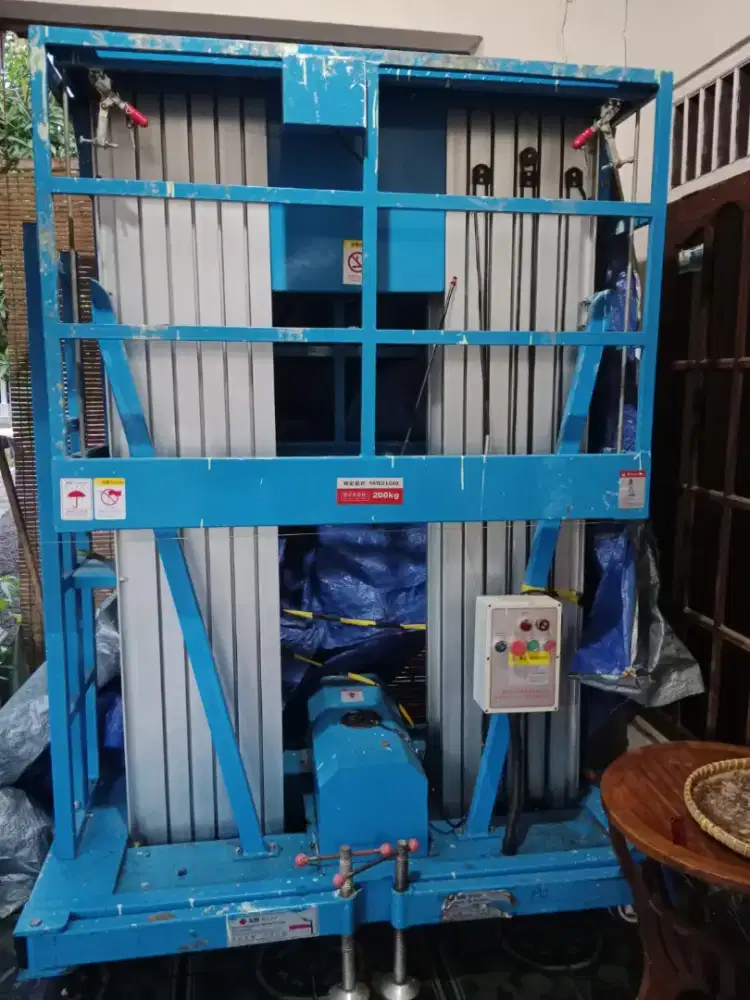 Tangga vertical hidrolik