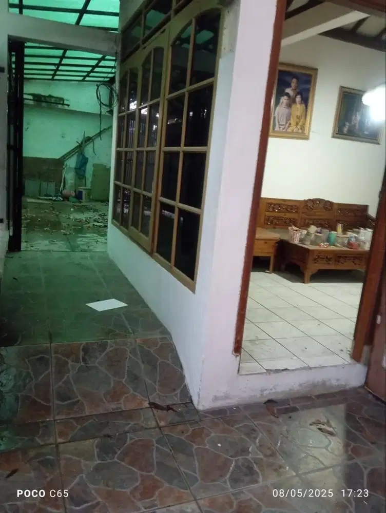 Disewakan Rumah 2 Lantai Depan Taman Di Margahayu Raya