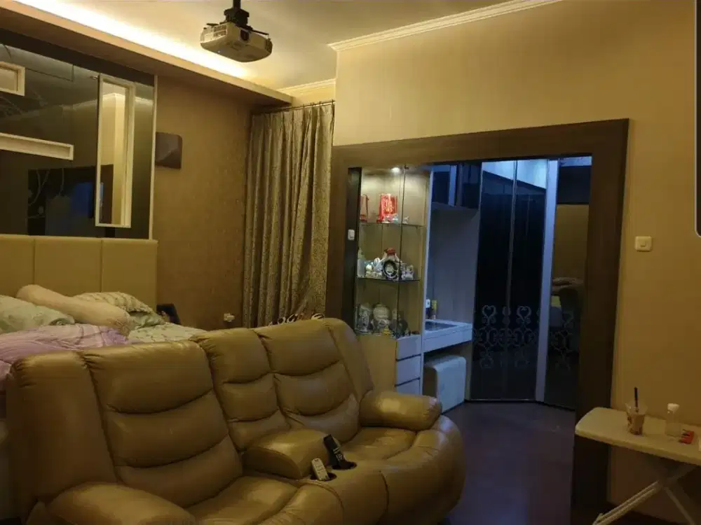 Dijual Cepat Rumah 2.5 Lantai di Puri Mansion Full Furnished Siap Huni