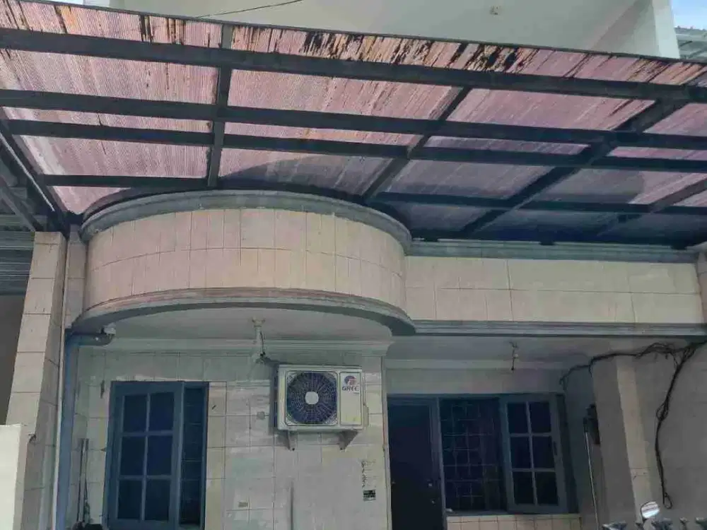 Dijual rumah standard 2 1/2 lantai hadap Utara