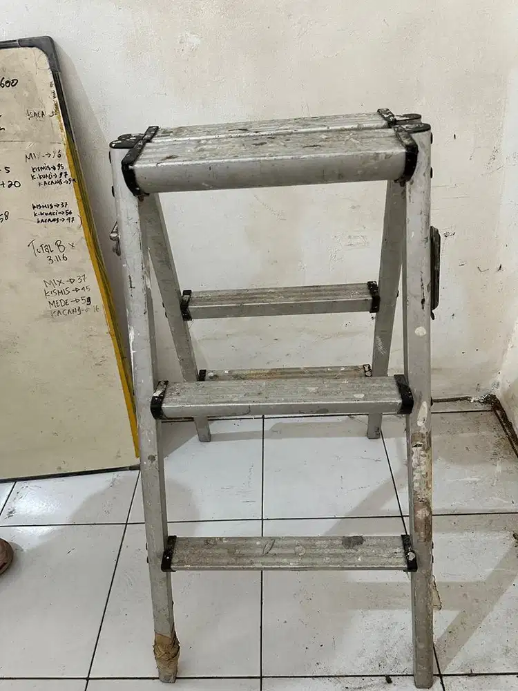 Tangga lipat baja ringan
