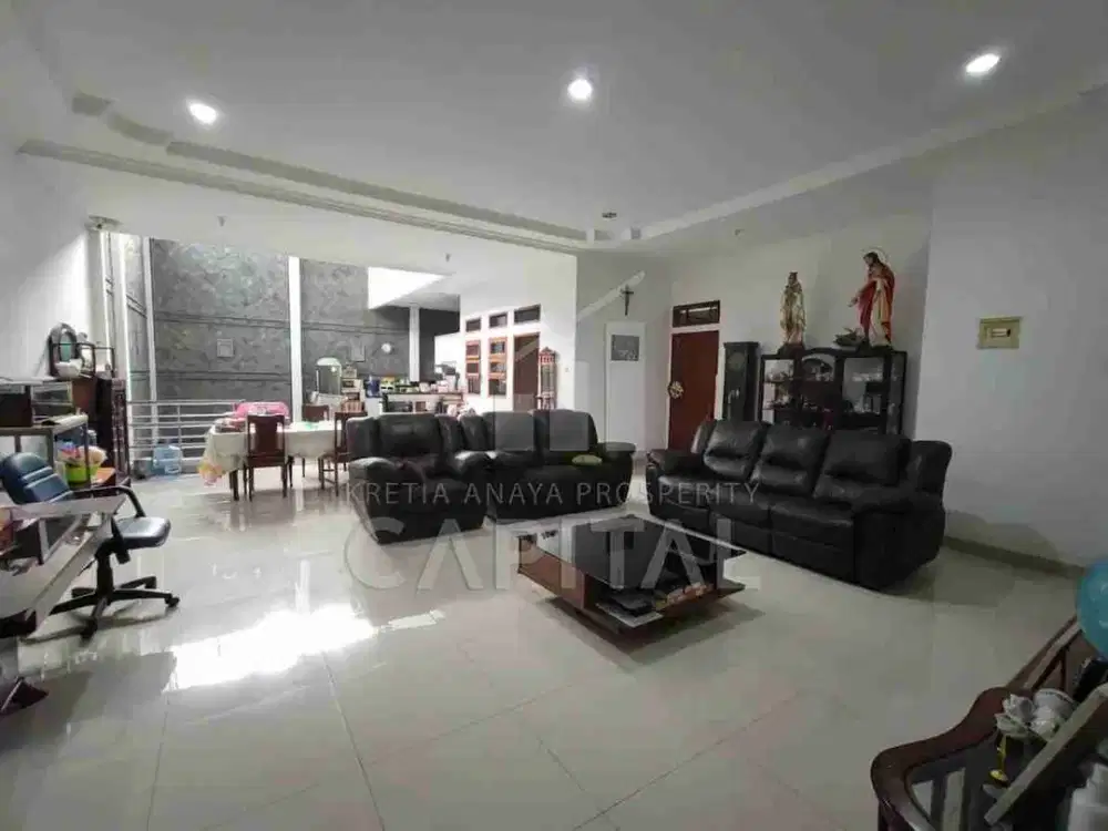 Rumah Besar Dekat Taman di Batununggal, Nyaman untuk Keluarga