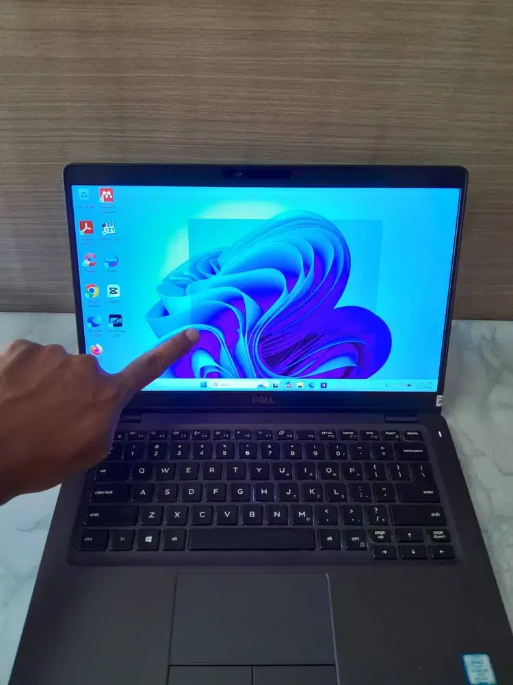 DELL 5300 Touchscreen. Core i5 gen8. Ram 16GB. SSD 256GB. Layar 13,3in