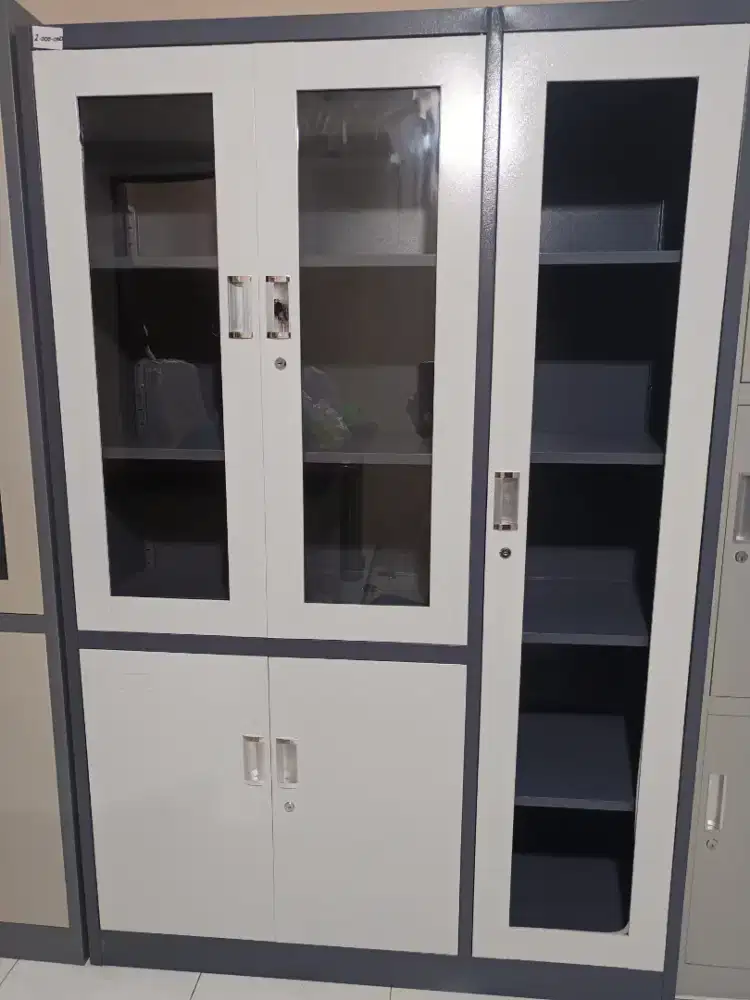 Lemari Arsip 3 Pintu 1/2 Kaca
