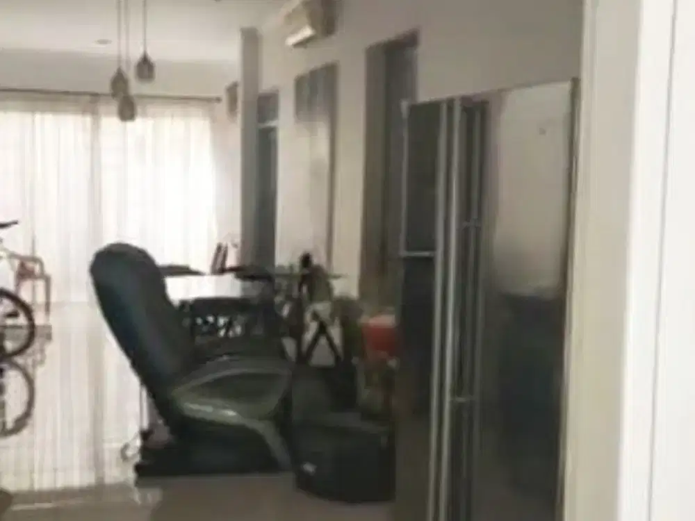 Rumah 2 Lantai 3+1 Kamar Dekat Stasiun Kereta di Delatinos