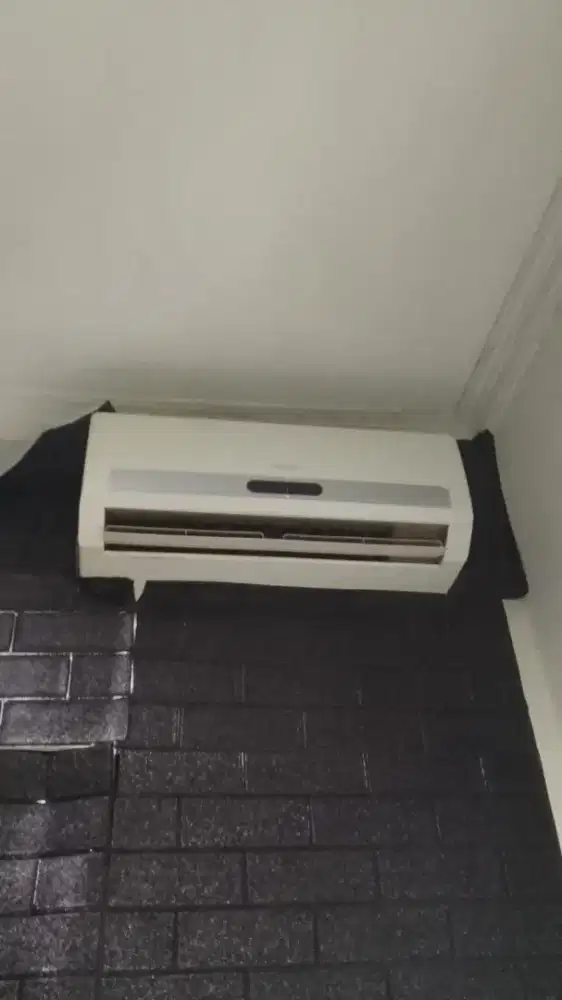 DIJUAL AC INDOOR OUTDOOR REMOTE AC MEREK DAEWOO MANTAP NYALA