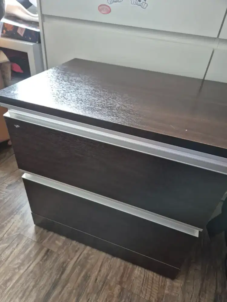 Nakas Minimalis 2 Laci warna Wenge. Kondisi bagus dan kokoh