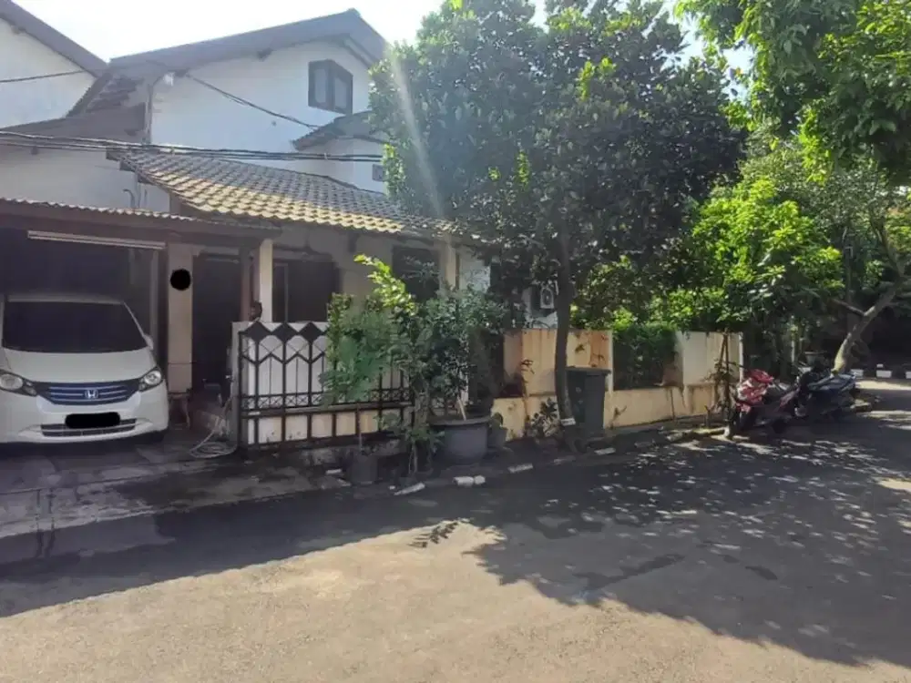 Rumah 2 Lantai 3+1 Kamar Dekat Stasiun Kereta di Sektor 3A