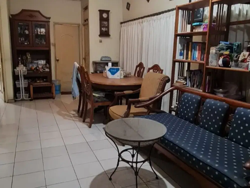 Rumah 1 Lantai 3 Kamar Dekat Stasiun Kereta di Sektor 3A