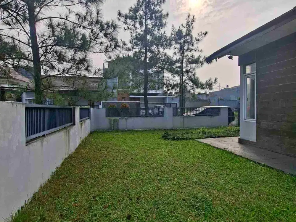 Jarang ada ! Di sewakan Rumah asri posisi Hook Taman Holis Indah 2 Bandung