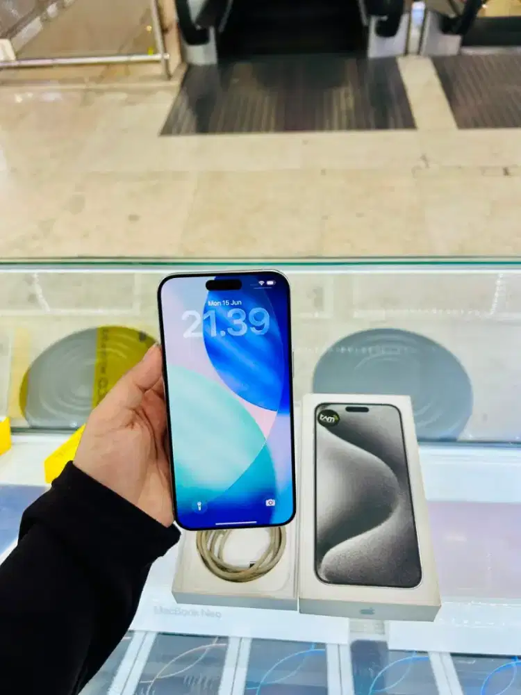 iPhone 15 Pro Max 256GB White ex iBox Resmi BH 81% kondisi mulus