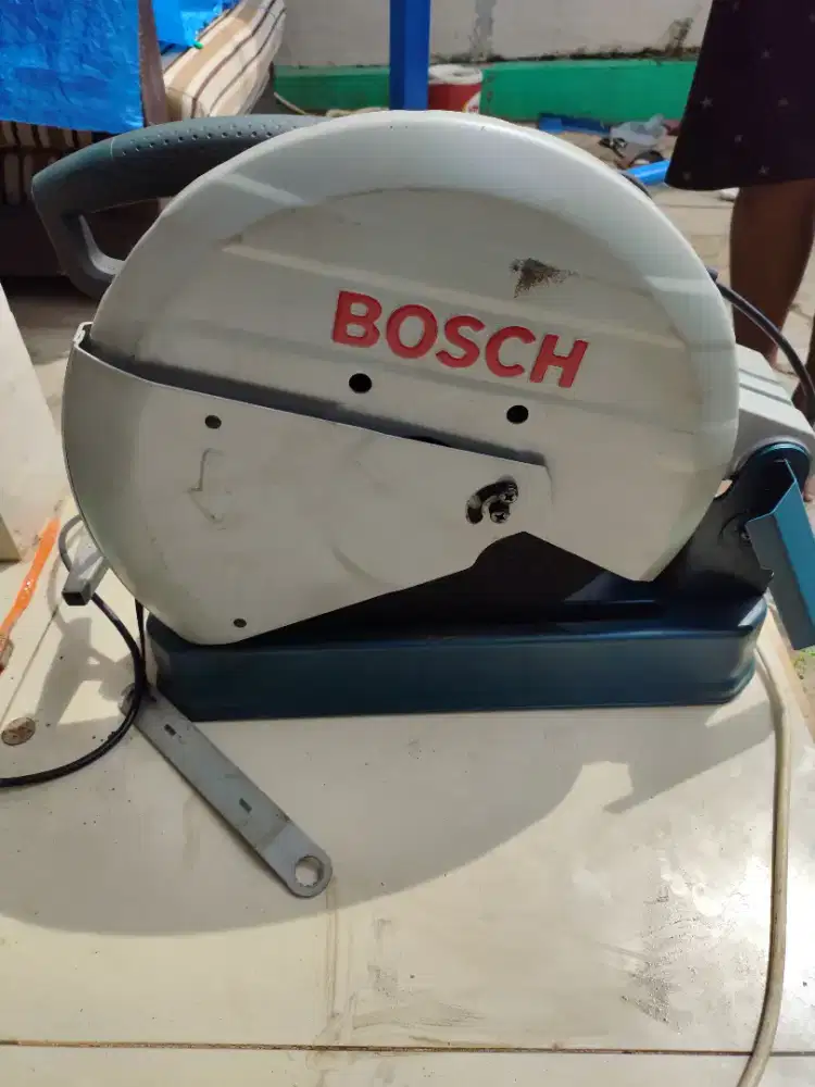 Alat potong besi merk  Bosch