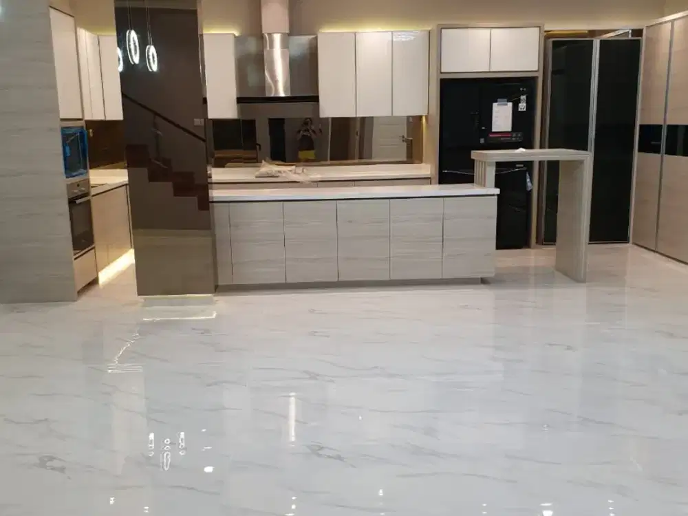 Rumah 2 lantai 3+1 kamar hadap barat daya di Menaggio