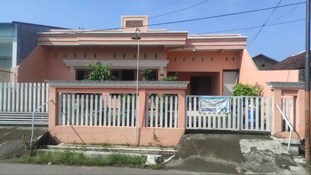 Rumah dijual dekat tugu muda Karang Ayu