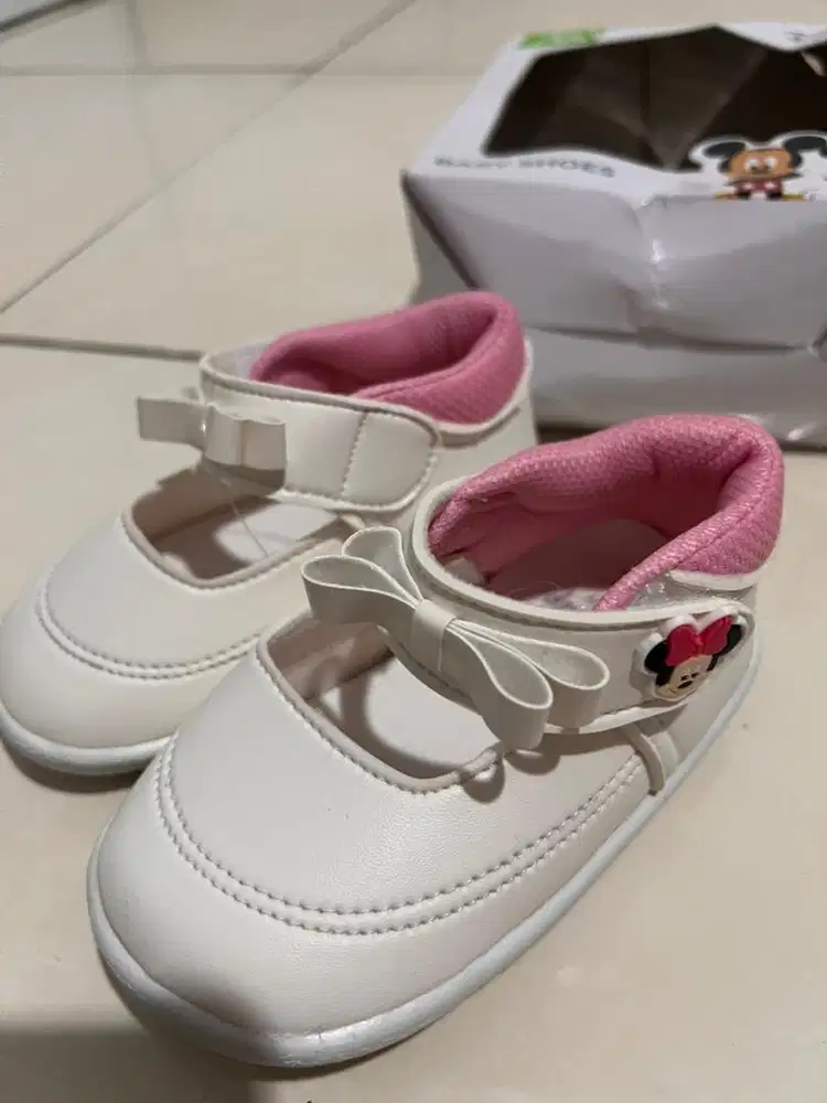 Sepatu anak perempuan