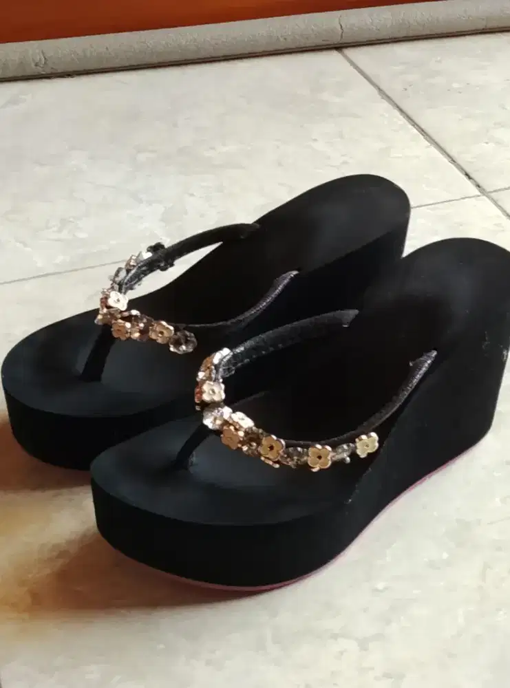 Sandal hak wanita hitam permata elegan