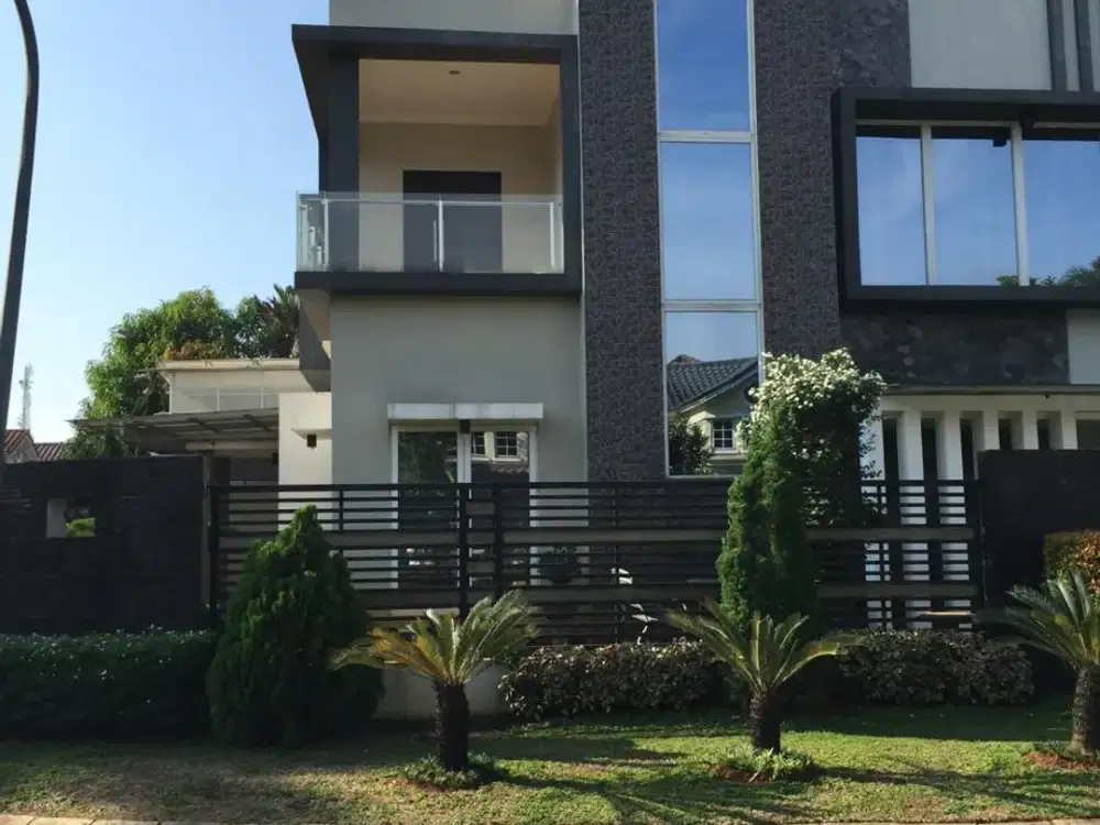 Rumah Hook 2,5 Lantai 4+1 Kamar Timur dan Utara di Taman Raya