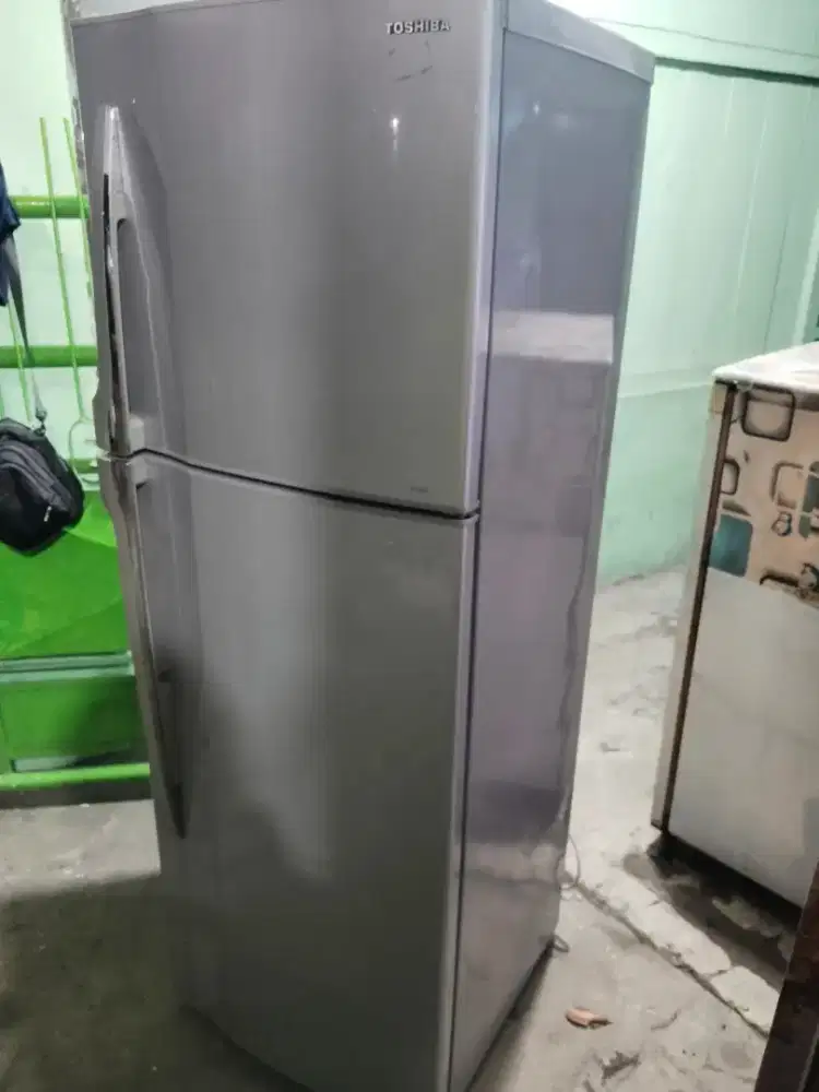 Kulkas 2 pintu Toshiba normal dingin beku siap pakai