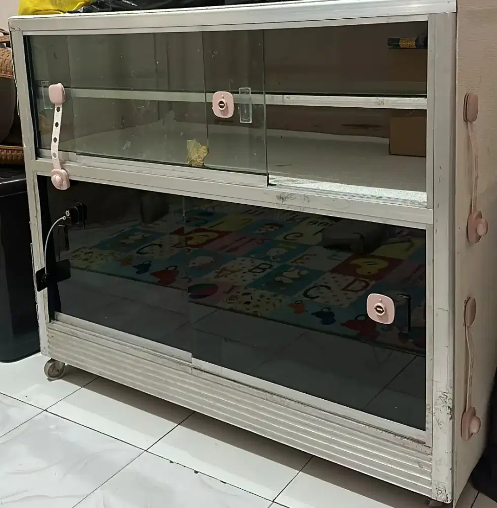 Dijual cepat etalase bekas