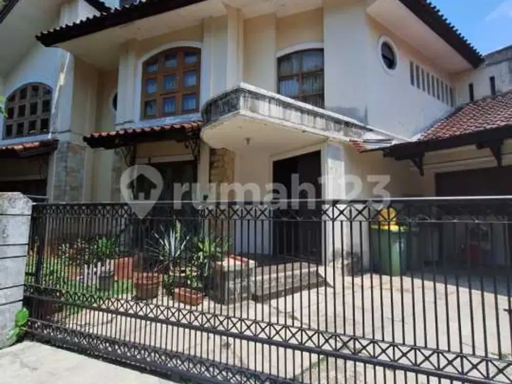 Rumah Hook Berkonsep Kontemporer Halaman Belakang Luas di Cinere