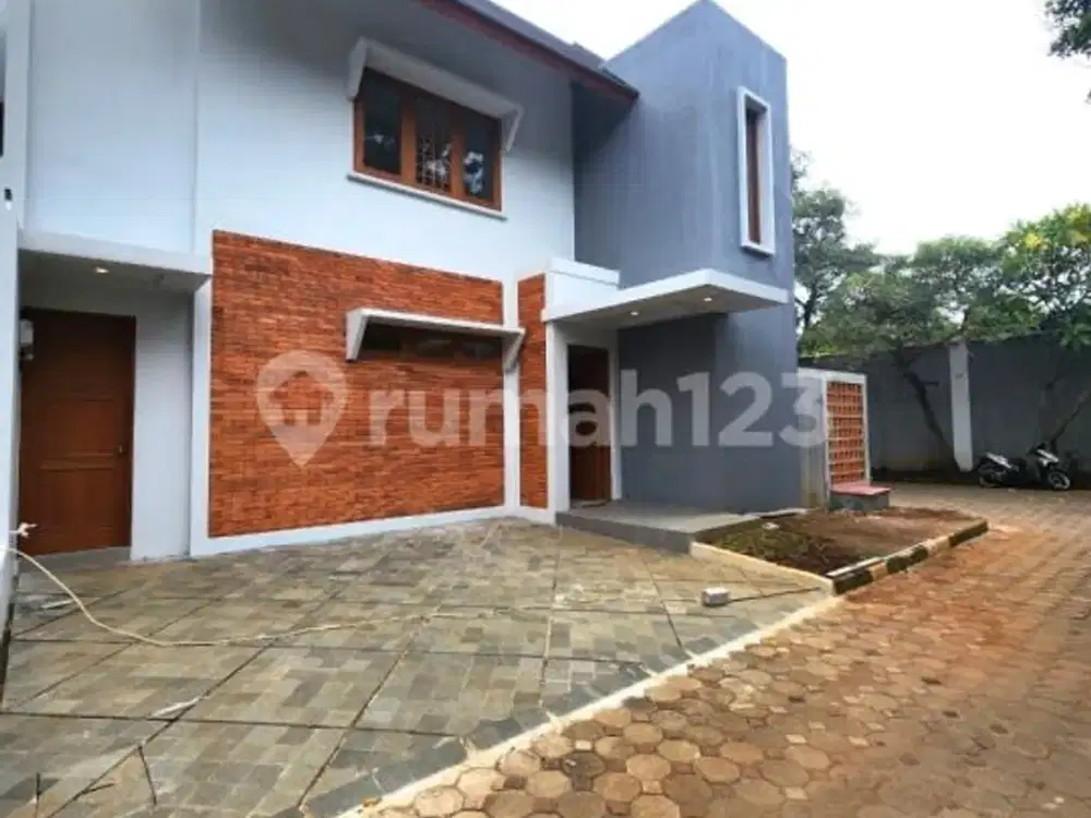 Rumah Brand New di Jagakarsa Ada Swimming Pool Harga Murah