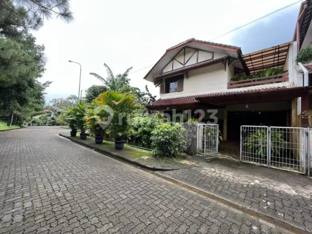 Rumah Asri Terawat Dengan Halaman Super Luas Di Villa Cinere Mas