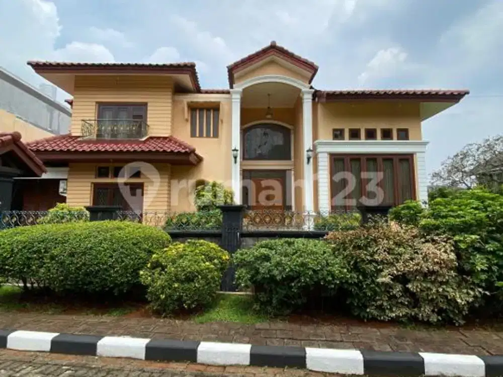 Hunian 2 Lantai Design Klasik Terawat dan Asri dalam Komplek Besar di Cinere