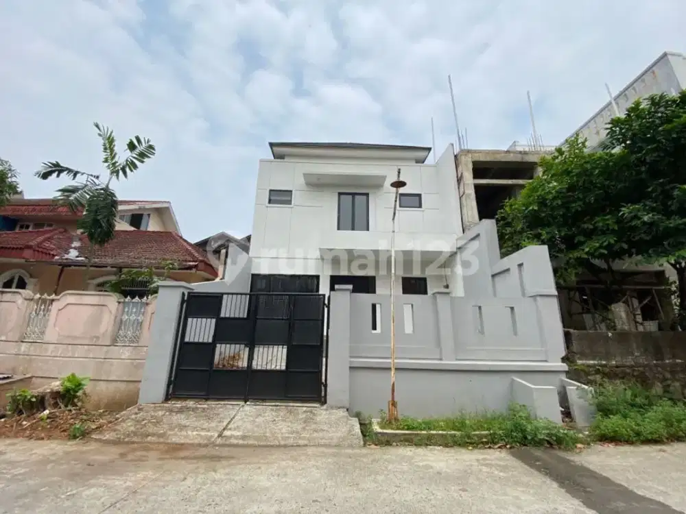 Rumah Brand New 2 Lantai Hadap Utara di Komplek Ternama Cinere