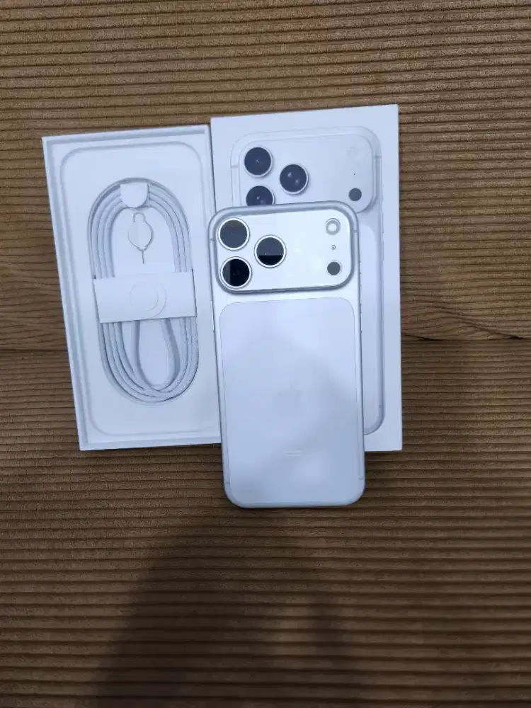 Iphone 17 pro max 256gb like new / alias seperti baru