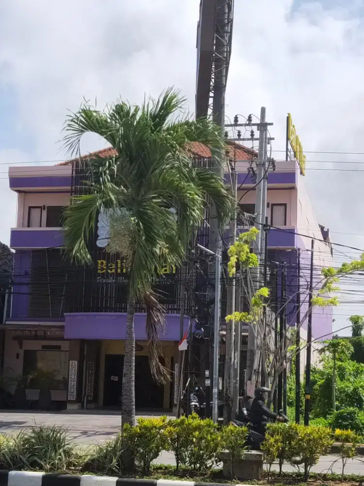 Disewakan gedung di jalan utama sunset road Seminyak Bali Indonesia
