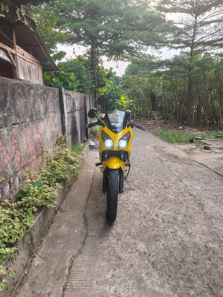 cbr 150 old kuning