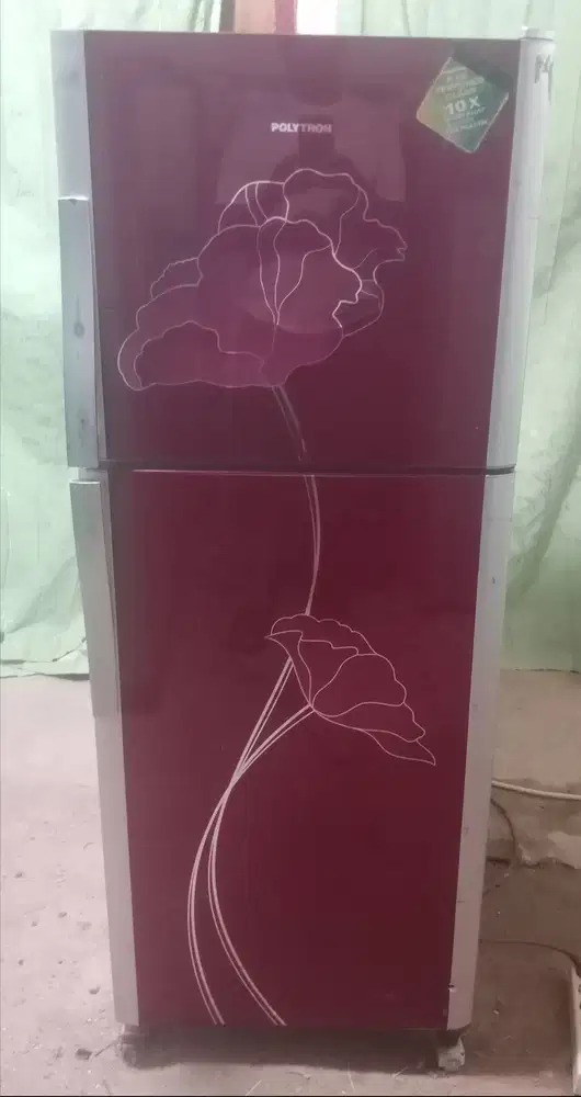 Kulkas 2 pintu POLYTRON.diantar dalam kota Padang.Luar Kota Pakai Ongk