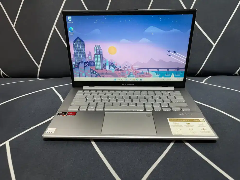 ASUS VIVOBOOK GO 1404FA  
AMD Ryzen 3 7320U RAM 8GB DDR5 SSD 256GB