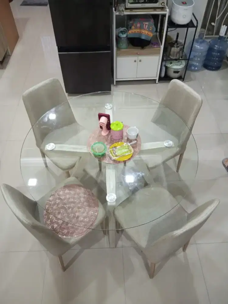MEJA MAKAN + 4 kursi