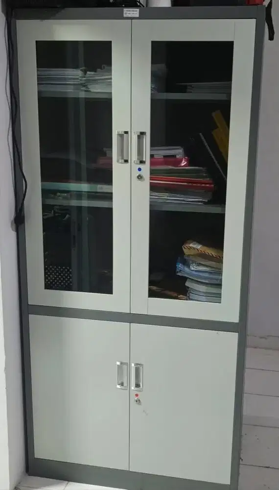 Lemari besi pintu kaca