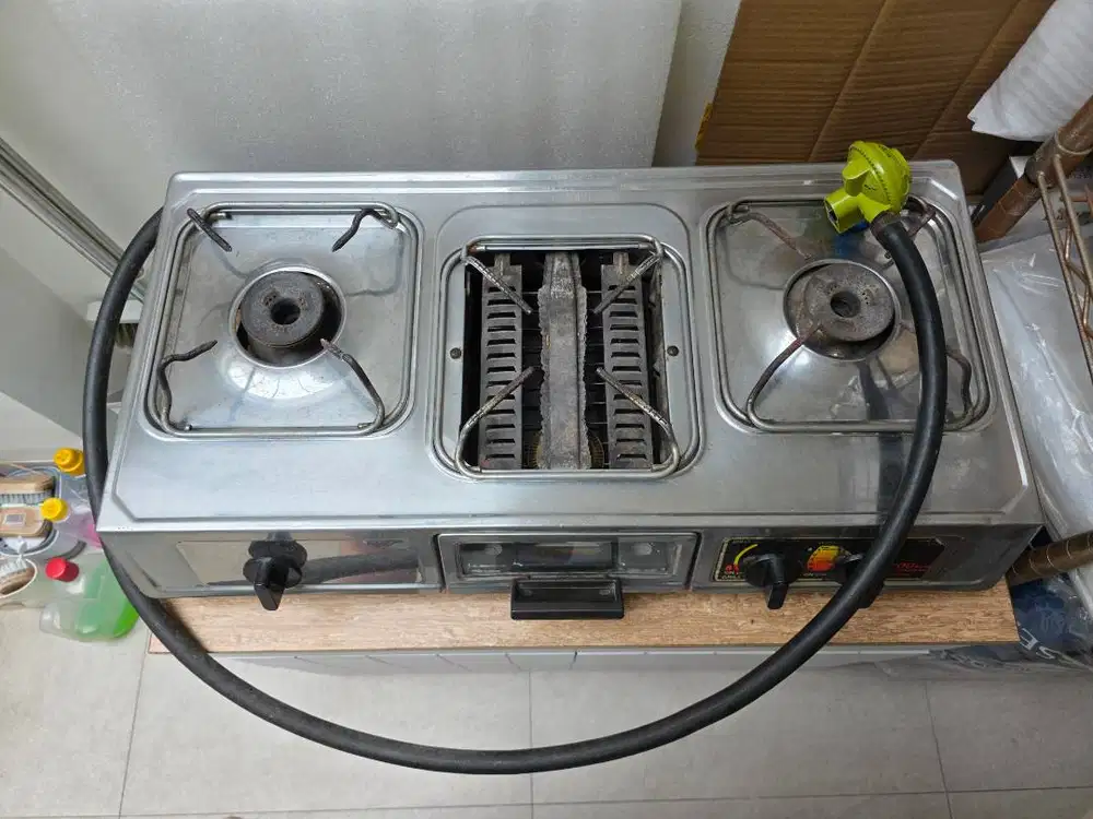 Kompor Gas Hitachi 2 Tungku dengan Grill, Gratis Regulator